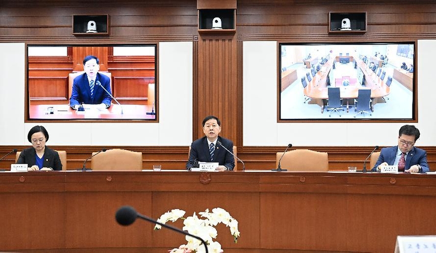 구윤철 부총리 겸 재정경제부 장관이 4월 30일 서울 종로구 정부서울청사에서 열린 '비상경제본부회의 겸 경제관계장관회의 겸 대외경제장관회의'를 주재, 모두발언을 하고 있다.