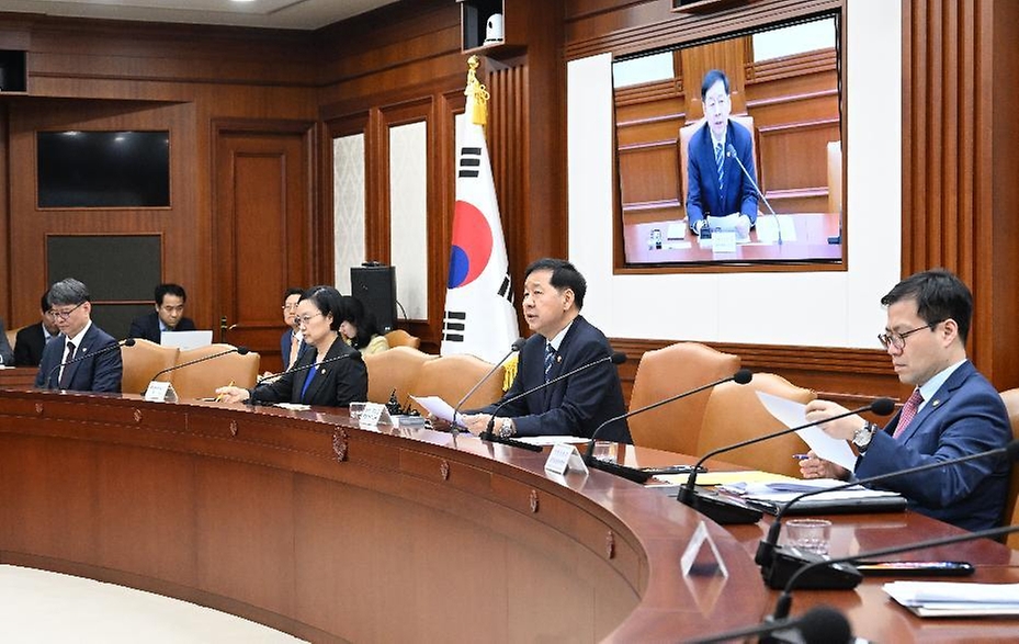 구윤철 부총리 겸 재정경제부 장관이 4월 30일 서울 종로구 정부서울청사에서 열린 '비상경제본부회의 겸 경제관계장관회의 겸 대외경제장관회의'를 주재, 모두발언을 하고 있다.