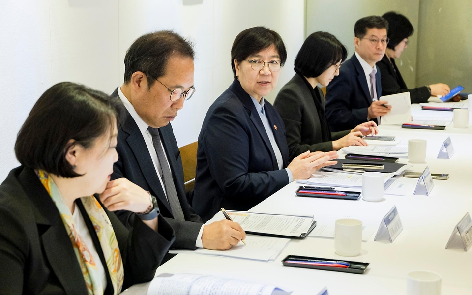 정은경 보건복지부 장관이 4월 29일 장관 주재로 비상경제대응 민생복지반 제2차 관계부처 점검회의를 개최하고, 민생복지반 소속 각 부처(고용노동부, 교육부, 성평등가족부, 식품의약품안전처 등)의 주요 추진과제 및 현장 동향 등을 논의하고 있다.