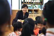 송미령 농림축산식품부 장관이 4월 30일 제104회 어린이날을 맞아 정부세종청사 이든샘어린이집을 방문해 160여 명의 어린이에게 선물을 증정하고 보육교사 등 관계자들을 격려하고 있다.