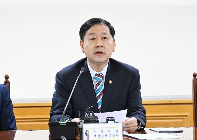 구윤철 부총리 겸 재정경제부 장관이 4월 30일 서울 중구 은행연합회에서 열린 확대 거시경제금융회의를 주재, 모두발언을 하고 있다.