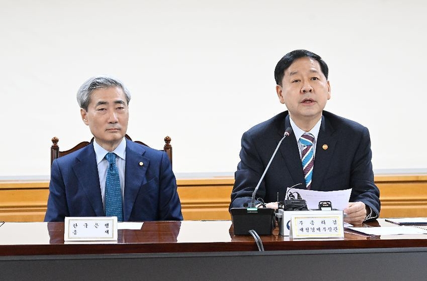 구윤철 부총리 겸 재정경제부 장관이 4월 30일 서울 중구 은행연합회에서 열린 확대 거시경제금융회의를 주재, 모두발언을 하고 있다.