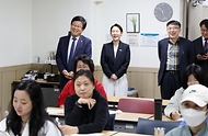 최교진 교육부 장관이 4월 30일 서울 동대문구육아종합지원센터를 방문해 육아 지원 개선내용을 공유하고, 현장의견 청취를 위한 간담회에 참석하고 있다.