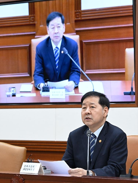구윤철 부총리 겸 재정경제부 장관이 4월 30일 서울 종로구 정부서울청사에서 열린 '비상경제본부회의 겸 경제관계장관회의 겸 대외경제장관회의'를 주재, 모두발언을 하고 있다.