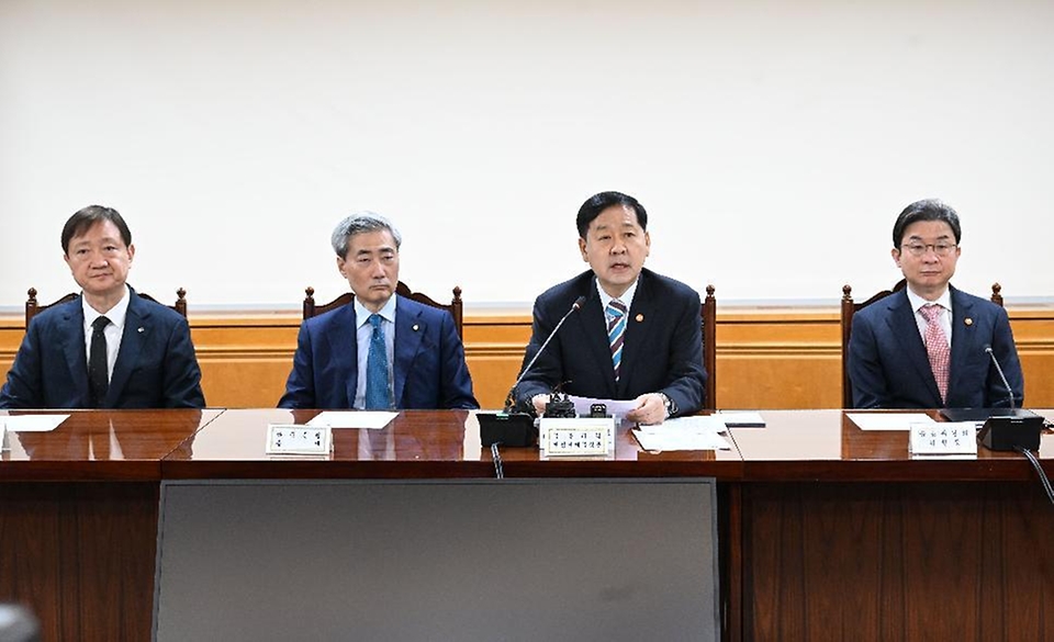 구윤철 부총리 겸 재정경제부 장관이 4월 30일 서울 중구 은행연합회에서 열린 확대 거시경제금융회의를 주재, 모두발언을 하고 있다.
