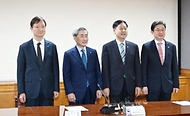 구윤철 부총리 겸 재정경제부 장관이 4월 30일 서울 중구 은행연합회에서 열린 확대 거시경제금융회의를 주재, 회의시작에 앞서 기념사진을 찍고 있다.