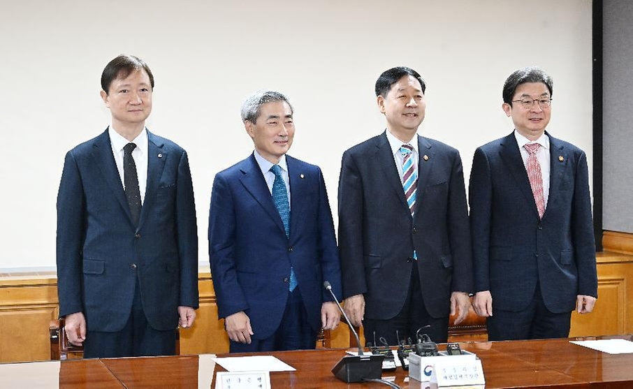 구윤철 부총리 겸 재정경제부 장관이 4월 30일 서울 중구 은행연합회에서 열린 확대 거시경제금융회의를 주재, 회의시작에 앞서 기념사진을 찍고 있다.