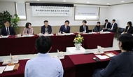 최교진 교육부 장관이 4월 30일 서울 동대문구육아종합지원센터를 방문해 육아 지원 개선내용을 공유하고, 현장의견 청취를 위한 간담회에 참석하고 있다.
