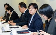 정은경 보건복지부 장관이 4월 29일 장관 주재로 비상경제대응 민생복지반 제2차 관계부처 점검회의를 개최하고, 민생복지반 소속 각 부처(고용노동부, 교육부, 성평등가족부, 식품의약품안전처 등)의 주요 추진과제 및 현장 동향 등을 논의하고 있다.