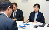 정은경 보건복지부 장관이 4월 29일 장관 주재로 비상경제대응 민생복지반 제2차 관계부처 점검회의를 개최하고, 민생복지반 소속 각 부처(고용노동부, 교육부, 성평등가족부, 식품의약품안전처 등)의 주요 추진과제 및 현장 동향 등을 논의하고 있다.