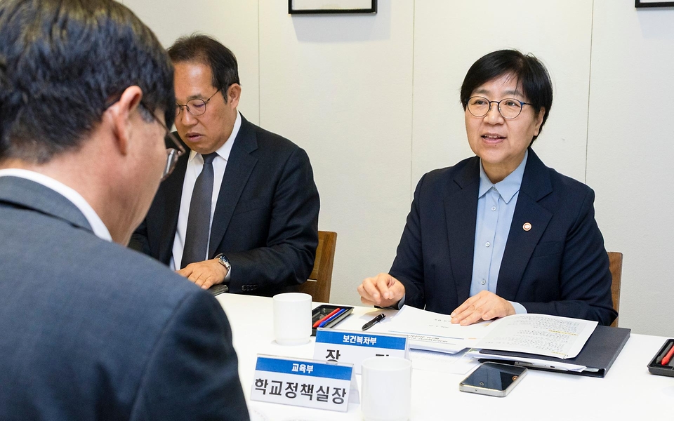 정은경 보건복지부 장관이 4월 29일 장관 주재로 비상경제대응 민생복지반 제2차 관계부처 점검회의를 개최하고, 민생복지반 소속 각 부처(고용노동부, 교육부, 성평등가족부, 식품의약품안전처 등)의 주요 추진과제 및 현장 동향 등을 논의하고 있다.