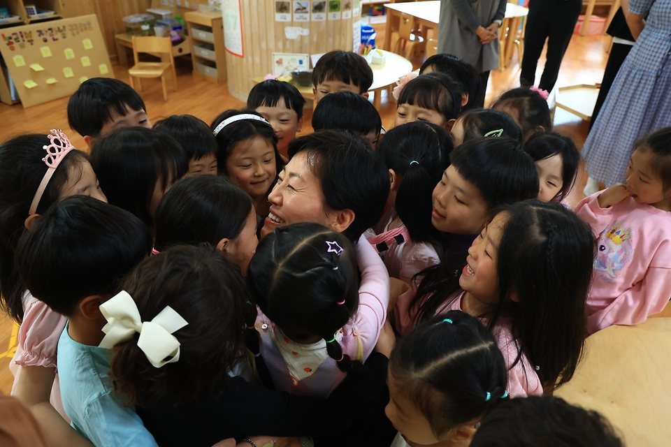 송미령 농림축산식품부 장관이 4월 30일 제104회 어린이날을 맞아 정부세종청사 이든샘어린이집을 방문해 160여 명의 어린이에게 선물을 증정하고 보육교사 등 관계자들을 격려하고 있다.