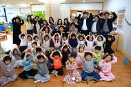 송미령 농림축산식품부 장관이 4월 30일 제104회 어린이날을 맞아 정부세종청사 이든샘어린이집을 방문해 160여 명의 어린이에게 선물을 증정하고 보육교사 등 관계자들을 격려하고 있다.