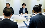 정은경 보건복지부 장관이 4월 29일 장관 주재로 비상경제대응 민생복지반 제2차 관계부처 점검회의를 개최하고, 민생복지반 소속 각 부처(고용노동부, 교육부, 성평등가족부, 식품의약품안전처 등)의 주요 추진과제 및 현장 동향 등을 논의하고 있다.