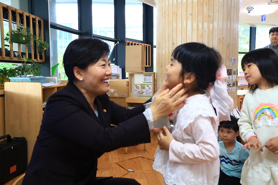 송미령 농림축산식품부 장관이 4월 30일 제104회 어린이날을 맞아 정부세종청사 이든샘어린이집을 방문해 160여 명의 어린이에게 선물을 증정하고 보육교사 등 관계자들을 격려하고 있다.