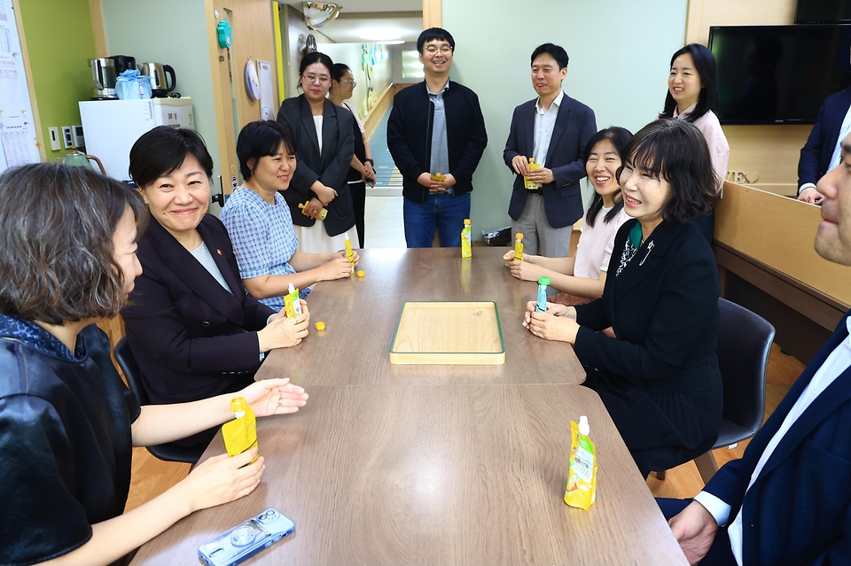 송미령 농림축산식품부 장관이 4월 30일 제104회 어린이날을 맞아 정부세종청사 이든샘어린이집을 방문해 160여 명의 어린이에게 선물을 증정하고 보육교사 등 관계자들을 격려하고 있다.