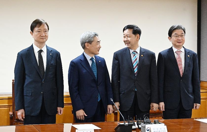 구윤철 부총리 겸 재정경제부 장관이 4월 30일 서울 중구 은행연합회에서 열린 확대 거시경제금융회의를 주재, 회의시작에 앞서 기념사진을 찍고 있다.