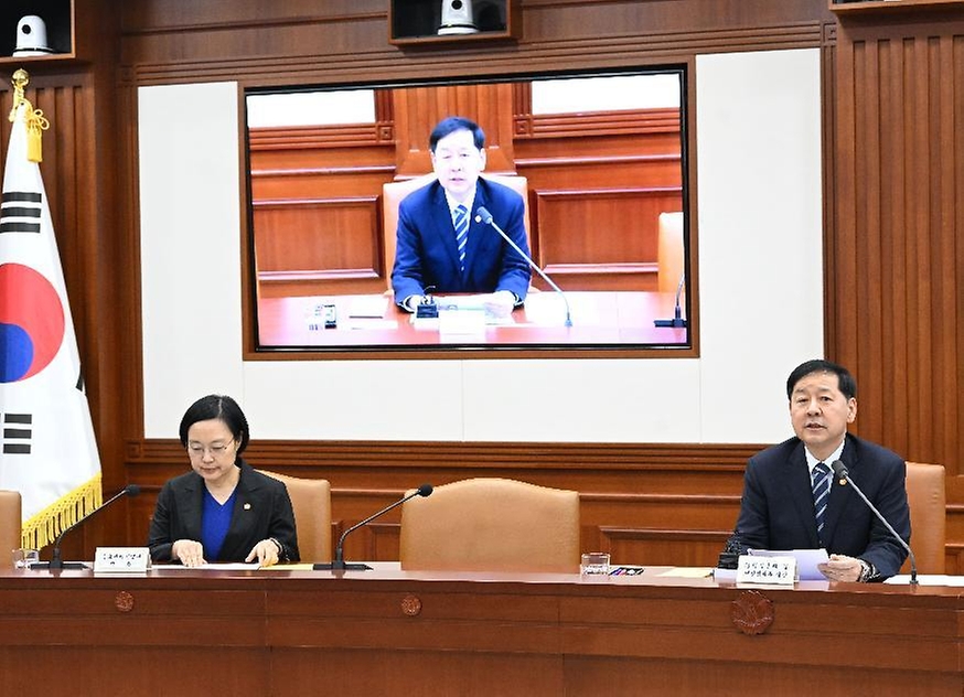 구윤철 부총리 겸 재정경제부 장관이 4월 30일 서울 종로구 정부서울청사에서 열린 '비상경제본부회의 겸 경제관계장관회의 겸 대외경제장관회의'를 주재, 모두발언을 하고 있다.