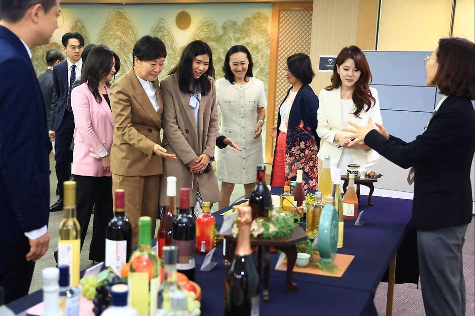 송미령 농림축산식품부 장관이 4월 29일 서울 한국의 집(국가유산진흥원 운영)에서 주한 미국, 중국, 몽골, 독일, 태국 등 외교단 배우자를 대상으로 한국 전통주(K-Sool)와 한식을 함께 하며 홍보 행사를 개최하고 있다.