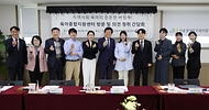 최교진 교육부 장관이 4월 30일 서울 동대문구육아종합지원센터를 방문해 육아 지원 개선내용을 공유하고, 현장의견 청취를 위한 간담회에 참석하고 있다.