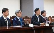 구윤철 부총리 겸 재정경제부 장관이 4월 30일 서울 중구 은행연합회에서 열린 확대 거시경제금융회의를 주재, 모두발언을 하고 있다.