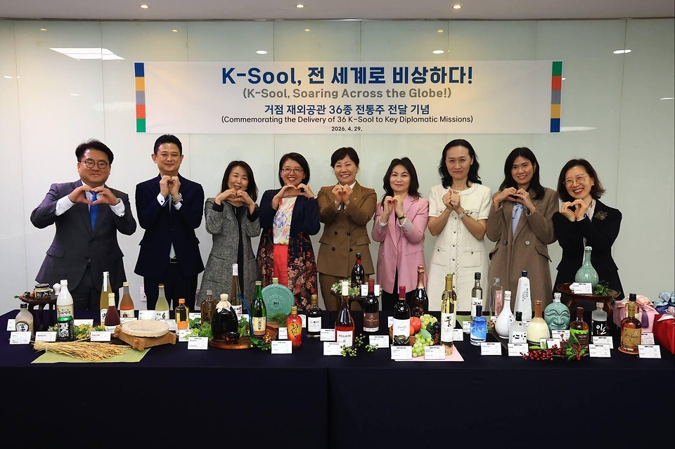 송미령 농림축산식품부 장관이 4월 29일 서울 한국의 집(국가유산진흥원 운영)에서 주한 미국, 중국, 몽골, 독일, 태국 등 외교단 배우자를 대상으로 한국 전통주(K-Sool)와 한식을 함께 하며 홍보 행사를 개최하고 있다.