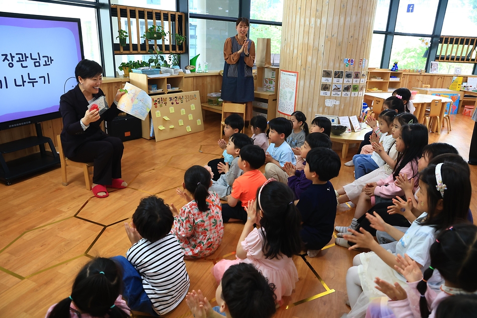 송미령 농림축산식품부 장관이 4월 30일 제104회 어린이날을 맞아 정부세종청사 이든샘어린이집을 방문해 160여 명의 어린이에게 선물을 증정하고 보육교사 등 관계자들을 격려하고 있다.