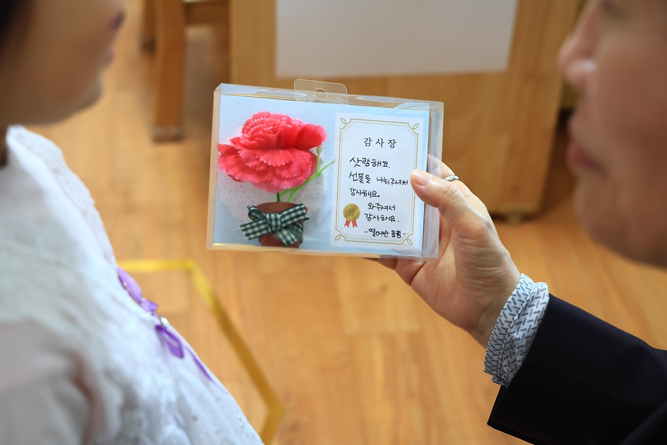 송미령 농림축산식품부 장관이 4월 30일 제104회 어린이날을 맞아 정부세종청사 이든샘어린이집을 방문해 160여 명의 어린이에게 선물을 증정하고 보육교사 등 관계자들을 격려하고 있다.