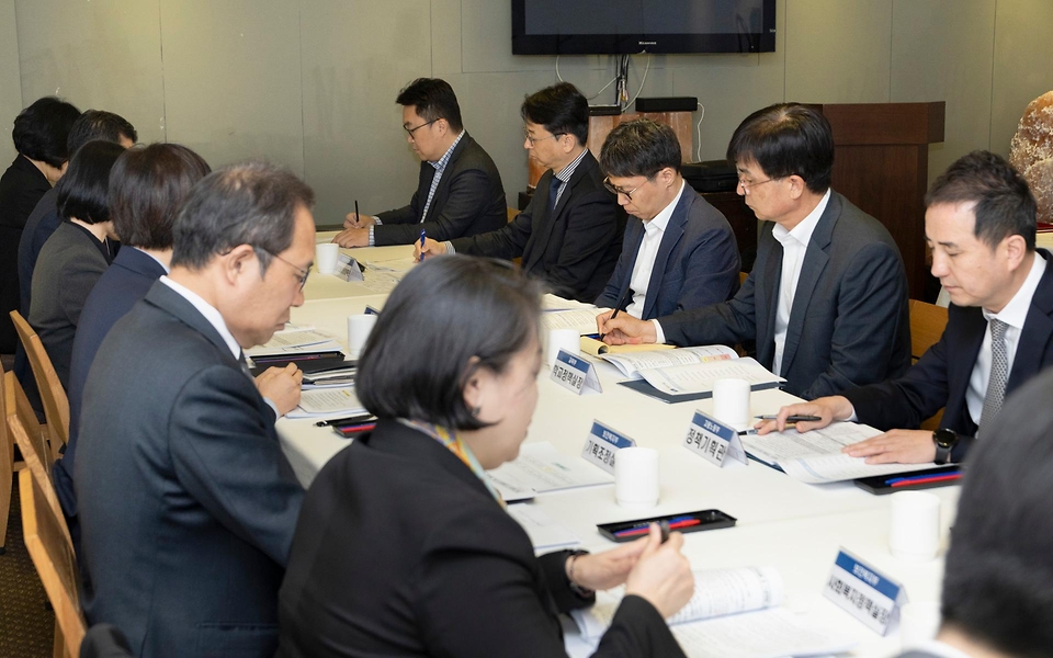 정은경 보건복지부 장관이 4월 29일 장관 주재로 비상경제대응 민생복지반 제2차 관계부처 점검회의를 개최하고, 민생복지반 소속 각 부처(고용노동부, 교육부, 성평등가족부, 식품의약품안전처 등)의 주요 추진과제 및 현장 동향 등을 논의하고 있다.