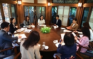 송미령 농림축산식품부 장관이 4월 29일 서울 한국의 집(국가유산진흥원 운영)에서 주한 미국, 중국, 몽골, 독일, 태국 등 외교단 배우자를 대상으로 한국 전통주(K-Sool)와 한식을 함께 하며 홍보 행사를 개최하고 있다.