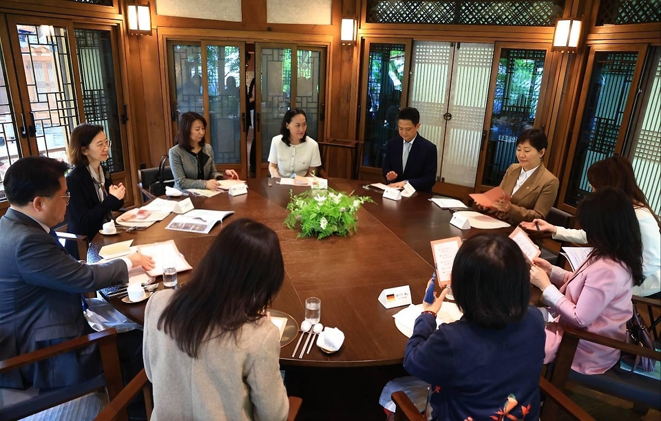 송미령 농림축산식품부 장관이 4월 29일 서울 한국의 집(국가유산진흥원 운영)에서 주한 미국, 중국, 몽골, 독일, 태국 등 외교단 배우자를 대상으로 한국 전통주(K-Sool)와 한식을 함께 하며 홍보 행사를 개최하고 있다.