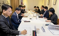 정은경 보건복지부 장관이 4월 29일 장관 주재로 비상경제대응 민생복지반 제2차 관계부처 점검회의를 개최하고, 민생복지반 소속 각 부처(고용노동부, 교육부, 성평등가족부, 식품의약품안전처 등)의 주요 추진과제 및 현장 동향 등을 논의하고 있다.