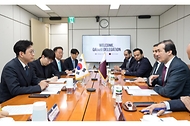 배경훈 부총리 겸 과학기술정보통신부 장관이 4월 30일 서울 종로구 정부서울청사에서 아흐메드 빈 모하메드 알-사예드(Ahmed bin Mohammed Al-Sayed) 카타르 통상담당 국무장관을 만나 인공지능 분야 협력 확대방안을 논의하고 있다.