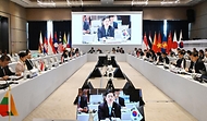 한.중.일 재무장관회의 및 아시아개발은행(ADB) 연차총회 참석차 우즈베키스탄 사마라칸트를 방문중인 구윤철 부총리 겸 재정경제부 장관이 5월 3일(현지 시간) 실크로드호텔에서 열린 '아세안+3 재정정책회의'에 참석, 선도 발언을 하고 있다.