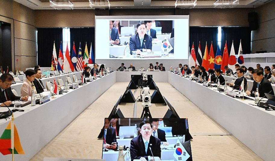 한.중.일 재무장관회의 및 아시아개발은행(ADB) 연차총회 참석차 우즈베키스탄 사마라칸트를 방문중인 구윤철 부총리 겸 재정경제부 장관이 5월 3일(현지 시간) 실크로드호텔에서 열린 '아세안+3 재정정책회의'에 참석, 선도 발언을 하고 있다.