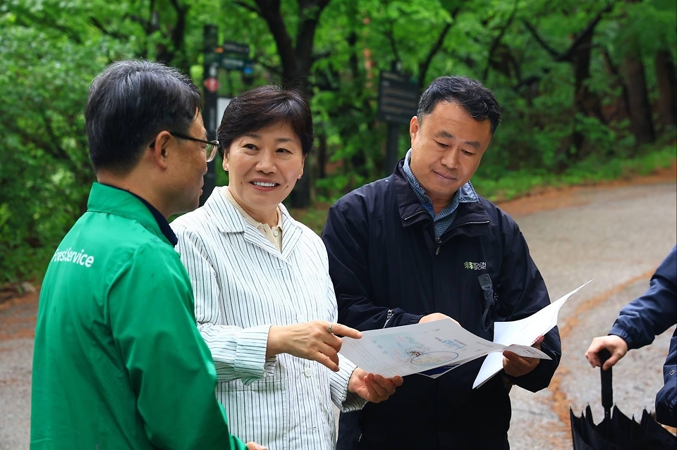 송미령 농림축산식품부 장관이 5월 3일 산림청장과 함께 동서트레일 12구간 노선관리 상태와 편의시설 등 점검 및 12구간의 출발점인 농촌체험휴양마을 오서산상담마을 체험프로그램과 숙박시설 등을 점검하고 있다.