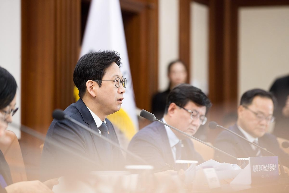배경훈 부총리 겸 과학기술정보통신부 장관이 4월 30일 서울 종로구 정부서울청사 본관 영상회의실에서 '제8회 과학기술관계장관회의' 를 주재하고 있다.