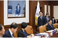 배경훈 부총리 겸 과학기술정보통신부 장관이 4월 30일 서울 종로구 정부서울청사 본관 영상회의실에서 '제8회 과학기술관계장관회의' 를 주재하고 있다.