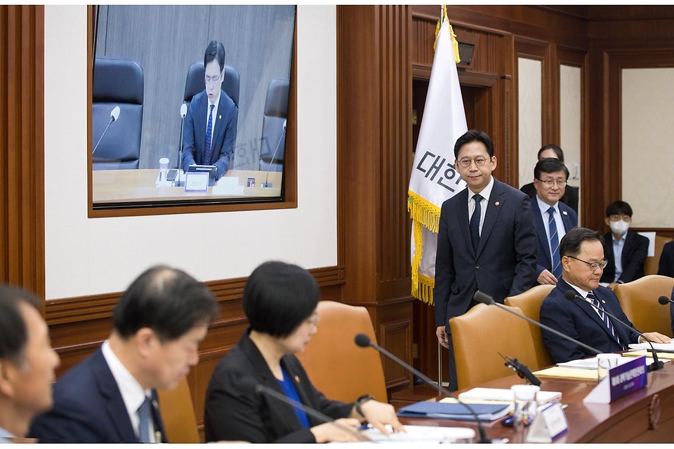 배경훈 부총리 겸 과학기술정보통신부 장관이 4월 30일 서울 종로구 정부서울청사 본관 영상회의실에서 '제8회 과학기술관계장관회의' 를 주재하고 있다.