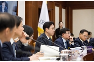배경훈 부총리 겸 과학기술정보통신부 장관이 4월 30일 서울 종로구 정부서울청사 본관 영상회의실에서 '제8회 과학기술관계장관회의' 를 주재하고 있다.