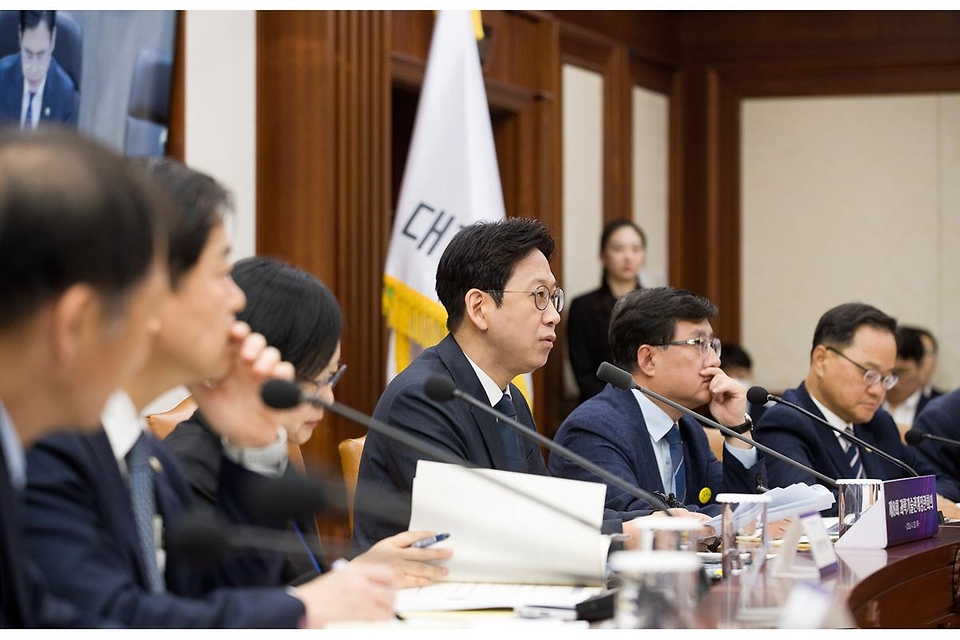 배경훈 부총리 겸 과학기술정보통신부 장관이 4월 30일 서울 종로구 정부서울청사 본관 영상회의실에서 '제8회 과학기술관계장관회의' 를 주재하고 있다.