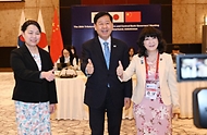  ASEAN+3 재무장관회의 및 아시아개발은행(ADB) 연차총회 참석차 우즈베키스탄 사마라칸트를 방문중인 구윤철 부총리 겸 재정경제부 장관이 5월 3일(현지 시간) 힐튼호텔에서 열린 '한·중·일 재무장관회의' 회의 시작에 앞서 가타야마 사쓰키 일본 재무장관, 장 준홍 중국 재정부장조리와 기념사진을 찍고 있다.