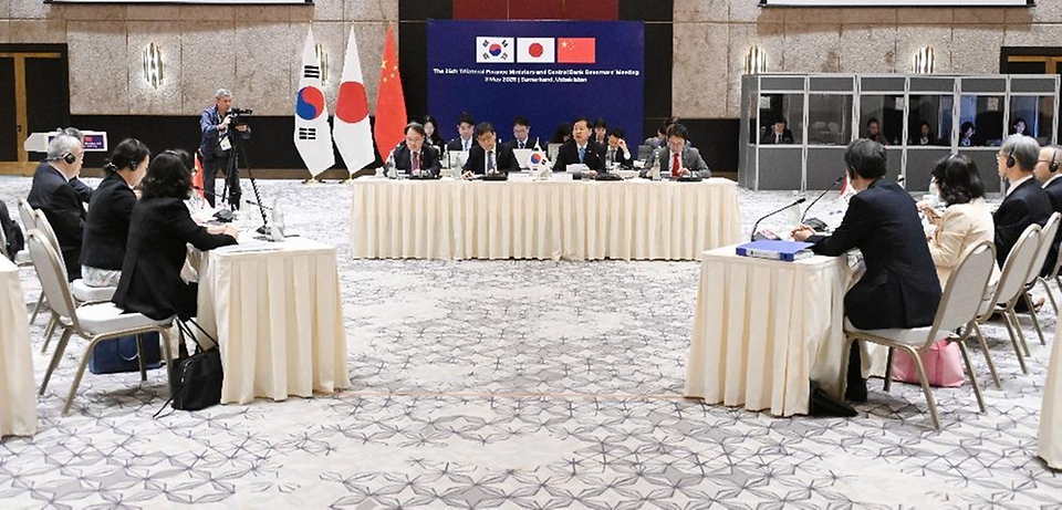 ASEAN+3 재무장관회의 및 아시아개발은행(ADB) 연차총회 참석차 우즈베키스탄 사마라칸트를 방문중인 구윤철 부총리 겸 재정경제부 장관이 5월 3일(현지 시간) 힐튼호텔에서 열린 '한·중·일 재무장관회의'에 참석, 개회사 및 모두발언을 하고 있다.