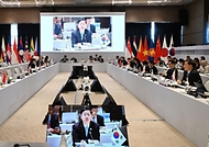 한.중.일 재무장관회의 및 아시아개발은행(ADB) 연차총회 참석차 우즈베키스탄 사마라칸트를 방문중인 구윤철 부총리 겸 재정경제부 장관이 5월 3일(현지 시간) 실크로드호텔에서 열린 '아세안+3 재정정책회의'에 참석, 선도 발언을 하고 있다.