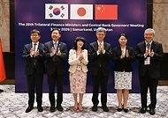  ASEAN+3 재무장관회의 및 아시아개발은행(ADB) 연차총회 참석차 우즈베키스탄 사마라칸트를 방문중인 구윤철 부총리 겸 재정경제부 장관이 5월 3일(현지 시간) 힐튼호텔에서 열린 '한·중·일 재무장관회의' 회의 시작에 앞서 각국 대표와 기념사진을 찍고 있다.