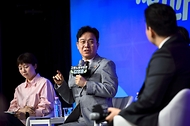 고용노동부가 노동절을 하루 앞둔 4월 30일 서울 마포구 구름아래 소극장에서 '일과 삶을 이야기하다' 토크콘서트를 개최했다. 이번 행사는 올해부터 5월 1일 명칭이 기존 '근로자의 날'에서 노동절로 변경되고, 법정공휴일로 지정된 것을 기념하기 위한 전야제 형식으로 마련됐다.