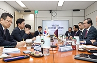 배경훈 부총리 겸 과학기술정보통신부 장관이 4월 30일 서울 종로구 정부서울청사에서 아흐메드 빈 모하메드 알-사예드(Ahmed bin Mohammed Al-Sayed) 카타르 통상담당 국무장관을 만나 인공지능 분야 협력 확대방안을 논의하고 있다.