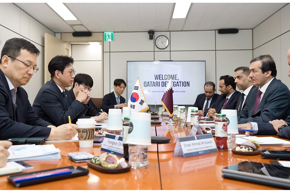 배경훈 부총리 겸 과학기술정보통신부 장관이 4월 30일 서울 종로구 정부서울청사에서 아흐메드 빈 모하메드 알-사예드(Ahmed bin Mohammed Al-Sayed) 카타르 통상담당 국무장관을 만나 인공지능 분야 협력 확대방안을 논의하고 있다.
