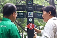 송미령 농림축산식품부 장관이 5월 3일 산림청장과 함께 동서트레일 12구간 노선관리 상태와 편의시설 등 점검 및 12구간의 출발점인 농촌체험휴양마을 오서산상담마을 체험프로그램과 숙박시설 등을 점검하고 있다.