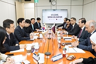 배경훈 부총리 겸 과학기술정보통신부 장관이 4월 30일 서울 종로구 정부서울청사에서 아흐메드 빈 모하메드 알-사예드(Ahmed bin Mohammed Al-Sayed) 카타르 통상담당 국무장관을 만나 인공지능 분야 협력 확대방안을 논의하고 있다.